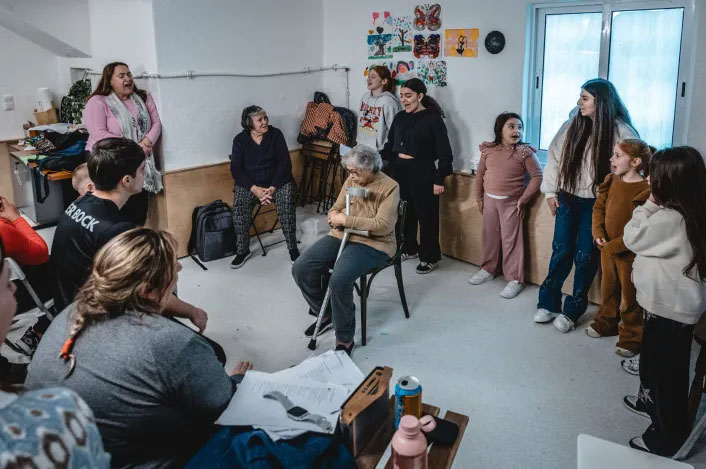 A associação junta várias gerações em diversas atividades: dança, cajóns [instrumento de percussão], música, oficinas criativas, participação em festivais, idas ao teatro ou a museus. Foto: Líbia Florentino